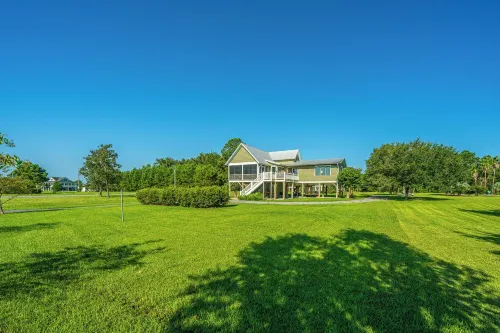BENNETT’S POINT BUNGALOW ON DEEP WATER WITH PRIVATE DOCK ACCESS