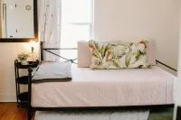 Ivy Jungalow | Bright, Clean, & near Downtown Hotels near Joplin Public Library