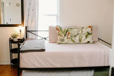 Ivy Jungalow | Bright, Clean, & near Downtown Hotels near Joplin Public Library