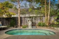 The Big Tulsan- 8 beds, pool, game room, BBQ!