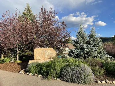 Riverside condo, new modern rustic decor, 10 minutes to Beaver Creek