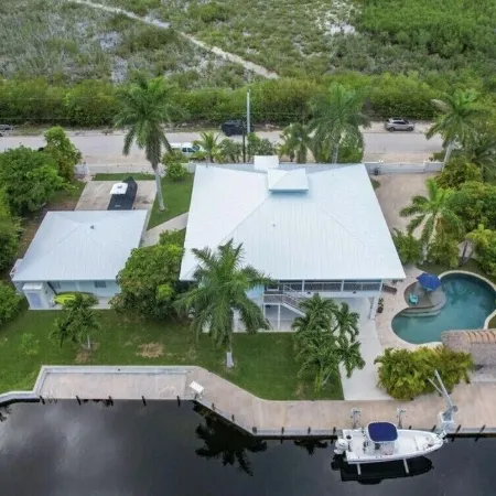 Pool, tiki hut, easy ocean access canal, dock, prime location 30m to Key West