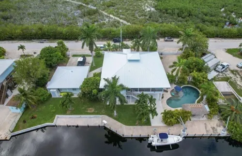 Pool, tiki hut, easy ocean access canal, dock, prime location 30m to Key West - WiFi