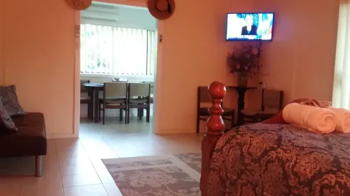 Pass and Pause Bedsit Holiday Accommodation Hotels in Thirroul