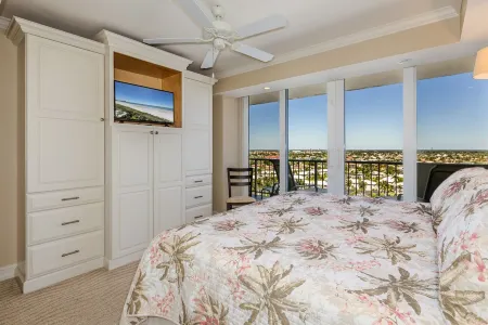 Gorgeous 14 Floor Beach Front Marco Island Condo - Completely Updated Отели в г. Марко-Айленд