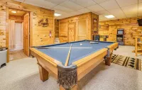 Dog-Friendly Log Cabin with Mountain Views, Hot Tub & Game Room — Near Downtown