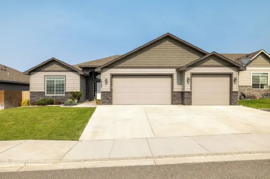 Botanical Breeze - Spacious Home in Kennewick