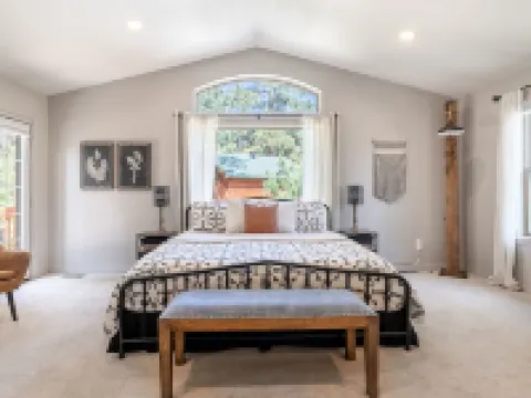 Peaceful getaway in the woods with fully fenced yard- Pet friendly! Hotels in Bailey