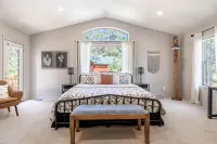 Peaceful getaway in the woods with fully fenced yard- Pet friendly!