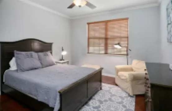 Bright, open concept, lakefront house on open water with amazing sunset views! 槍管城酒店