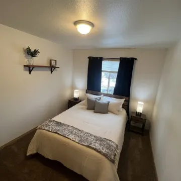 Beautifully furnished 2 bed 1 bath apartment in central location.Sleeps 5