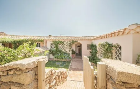 Villa in Costa Smeralda with a view Отели рядом с достопримечательностью «Quarta Spiaggia»