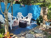 Cute coastal cottage close to beach and downtown nightlife. 斯圖爾特酒店