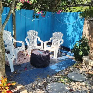 Cute coastal cottage close to beach and downtown nightlife.