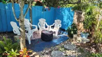 Cute coastal cottage close to beach and downtown nightlife.
