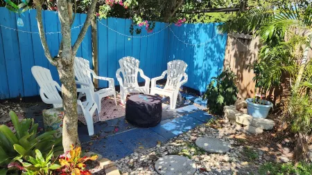 Cute coastal cottage close to beach and downtown nightlife. Отели в г. Стьюарт