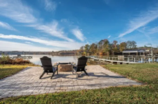 ✨New to VRBO✨ Lakefront Getaway: Fire Pit ~ Dock ~ Games ~ Family & Pet Friendly