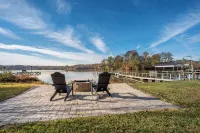 ✨New to VRBO✨ Lakefront Getaway: Fire Pit ~ Dock ~ Games ~ Family & Pet Friendly