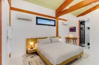 Pedernales River Guesthouses - BLUE