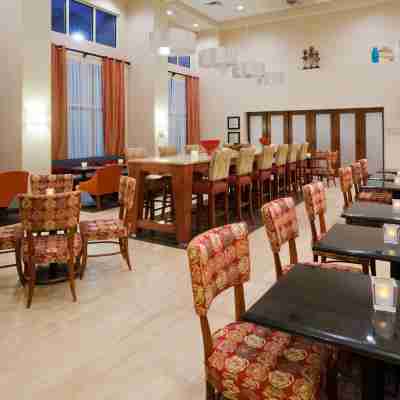 Hampton Inn & Suites Minot Airport Dining/Meeting Rooms