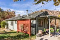 The Kaweah River Cabin sleeps up to 8 guests, located 3 minutes from entrance Hotels near Chief Sequoyah