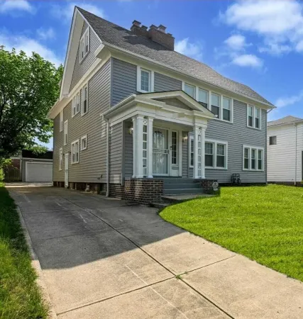 Charming 2-Bedrooms Shaker Heights -Just a 2-Minute Walk to Onaway Rapid Station