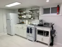 Modern Basement Suite w/ Private Entrance in Quiet Tree-Filled Neighborhood - Apartments