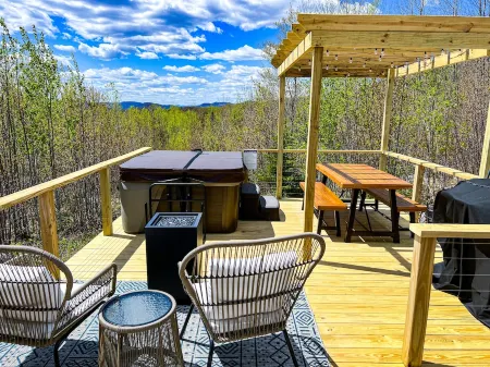 Cozy Luxury Mountain View Yurt! HOT TUB, WiFI, A/C and Shower!!