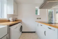 Beautiful 2 bedroom full-furnished semi-detached house with parking Hotels in Hythe