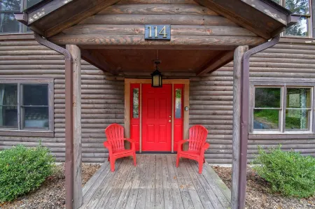 Cabin 114, Luxury 6 bedroom, 3 bath cabin minutes from Downtown Lexington!