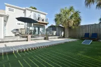 🌴Lush backyard, vaulted open concept, quiet,7 min walk 2 beach, plenty parking! Hotels in Lower Grand Lagoon