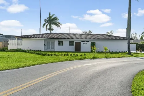 Miami Lakefront Mansion - Unforgettable-30 Guests