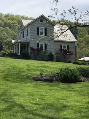 Relax in a Peaceful Country Home in the Blue Ridge Mountains. Enjoy Local Events