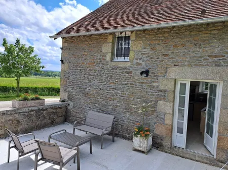 Gite in the countryside, 3 minutes from town.