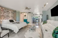 Couples Hideaway, walk to Vanderbilt Beach 임페리얼 스퀘어 쇼핑센터 주변 호텔