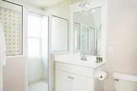 The Surf Shack BHI; 2BR beach cottage on East Beach! Hotel a Bald Head Island