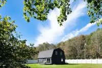Renovated 4 BR 3 BA Barn; 30 mins to Hudson, 15 mins to the Berkshires!
