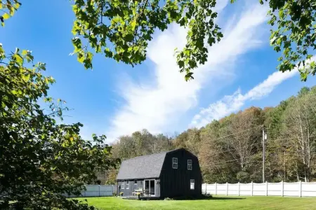Renovated 4 BR 3 BA Barn; 30 mins to Hudson, 15 mins to the Berkshires!