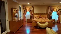 Beautiful spacious home/salt water pool in Encino. Hotels near Trader Joe's