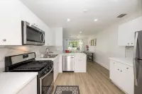 3BR Smart home, close to airport, Fast WiFi, Free private parking, Patio & Grill