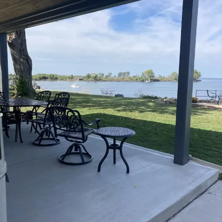 LAKESIDE RETREAT-Overlooking the scenic beauty of Lake Erie, Lorain,Ohio