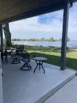 LAKESIDE RETREAT-Overlooking the scenic beauty of Lake Erie, Lorain,Ohio