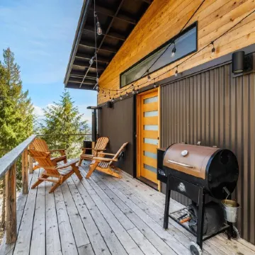 Family-Friendly Home Near Schweitzer Shuttle with Breathtaking Views