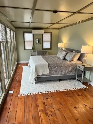Enjoy a getaway on the scenic Housatonic River/Lake Lilinonah in New Milford, CT