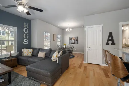 Tylers Razorback Getaway sleeps 4 Отели рядом с достопримечательностью «Арканзас Эр энд Милитари Музеум»