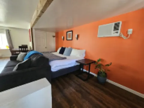 Comfy Loft Retreat Above the Pines