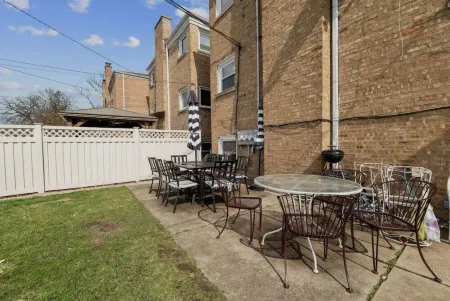 Spacious, Sunny and Clean Apartment 25 min from Downtown Chicago