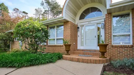 Maison de Blue et Blanc, Exquisite Home Close to Town, Campus, & Beaver Stadium