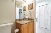 Top-Floor Waterfront Condo with Bay View + Pool and Hot Tub