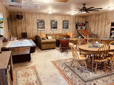 The Schoolhouse Cabin - Hot Tub and Game Room!